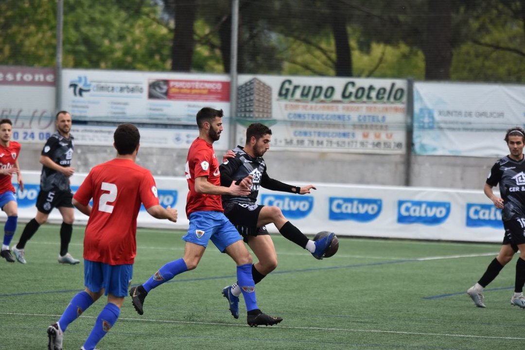 Marquitos, jugador del Arenteiro, trata de avanzar con la pelota ante la insistente presión de un jugador del Bergantiños. (Foto: Manuel Cid Pan)