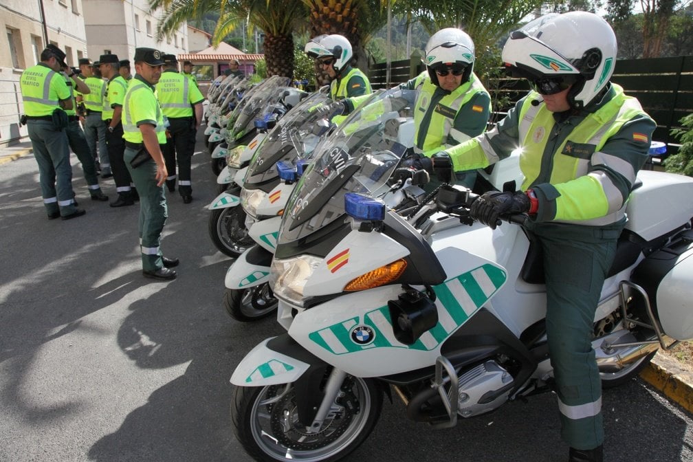 Motoristas de la Guardia Civil en Ourense durante La Vuelta (JOSÉ PAZ).