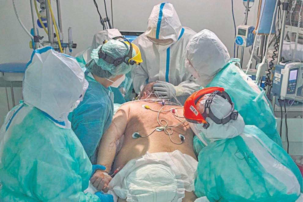 El personal sanitario atiende a un paciente en la unidad de REA en el CHUO durante la tercera ola.