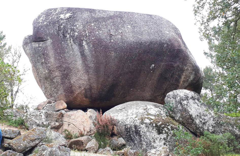 O penedo do Tangaraño es esa roca sagrada de una tradición perdida, bajo el cual se hallaba como piscina donde se sumergía al paralítico, hoy seca y sin función