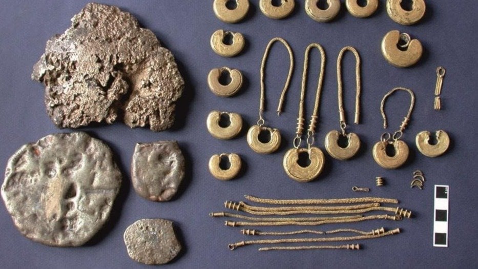 Combo de imágenes de hallazgos casuales y excavaciones arqueológicas en castros de Galicia y norte de Portugal