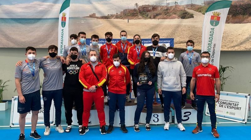 Los luchadores, árbitros y técnicos gallegos que acudieron al Torneo Internacional de Jóvenes Promesas.