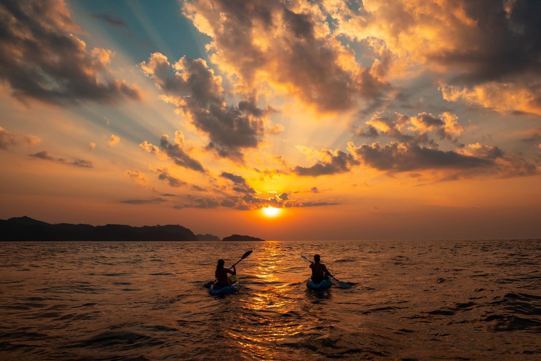 Practicando kayak en el mara la puesta del sol.
