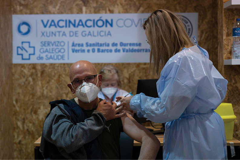 La vacunación entre personas de 60 a 65 años se retomó ayer en Expourense.