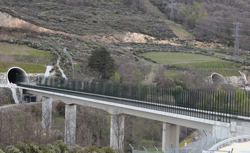 Viaducto de Porto, vía izquierda, en el municipio de Lubián.
