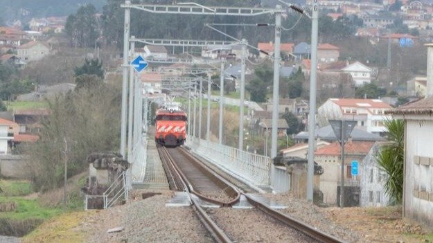 Locomotora eléctrica portuguesa a la entrada del puente sobre el Miño.