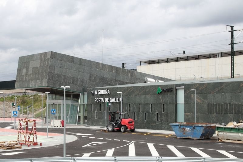 La estación de A Gudiña ya luce su flamante cartel de "Porta de Galicia"