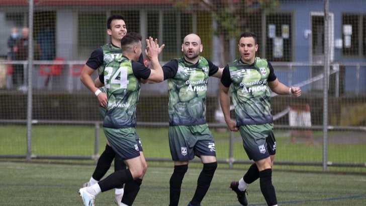Fabio, César, Obenza y Xoel celebran el primer gol del Arnoia ante el Polígono (XESÚS FARIÑAS).
