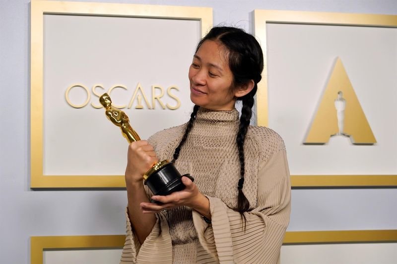 La directora y productora Chloe Zhao, ganadora en la categoría a mejor director-directora de la edición 93 de los premios de la Academia de Hollywood.