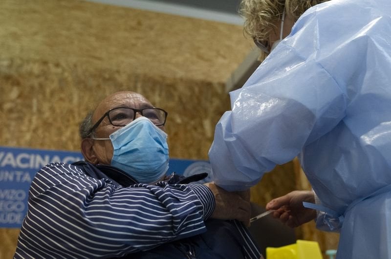 Un hombre se vacuna en Expourense (MARTIÑO PINAL).