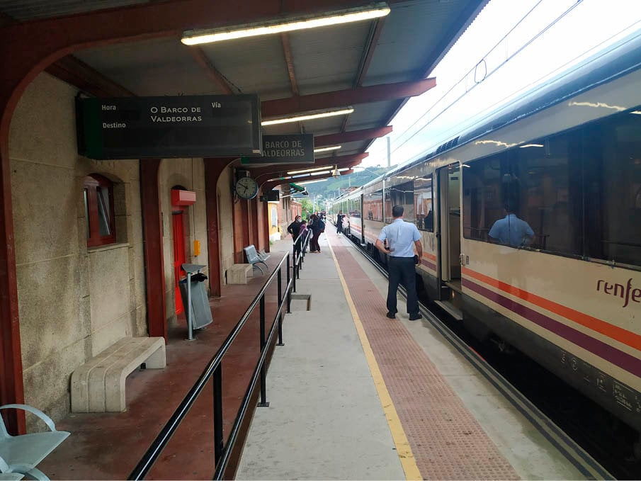 Llegada del tren procedente de Ourense a la estación de O Barco, este domingo.