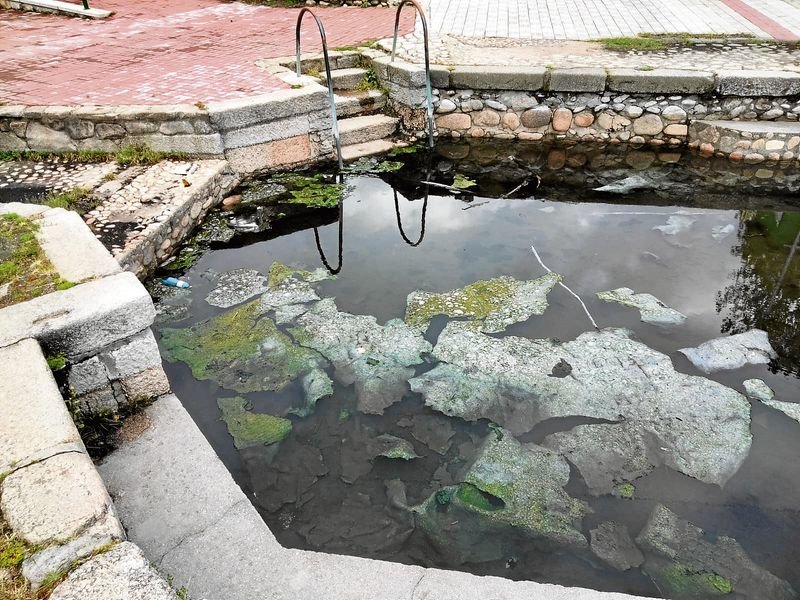 Estado que presenta la piscina termal de Lobios.
