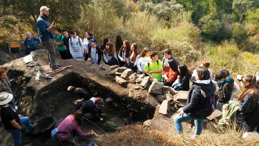 Un grupo de estudiantes atiende las indicaciones de un arqueólogo en Valencia do Sil.