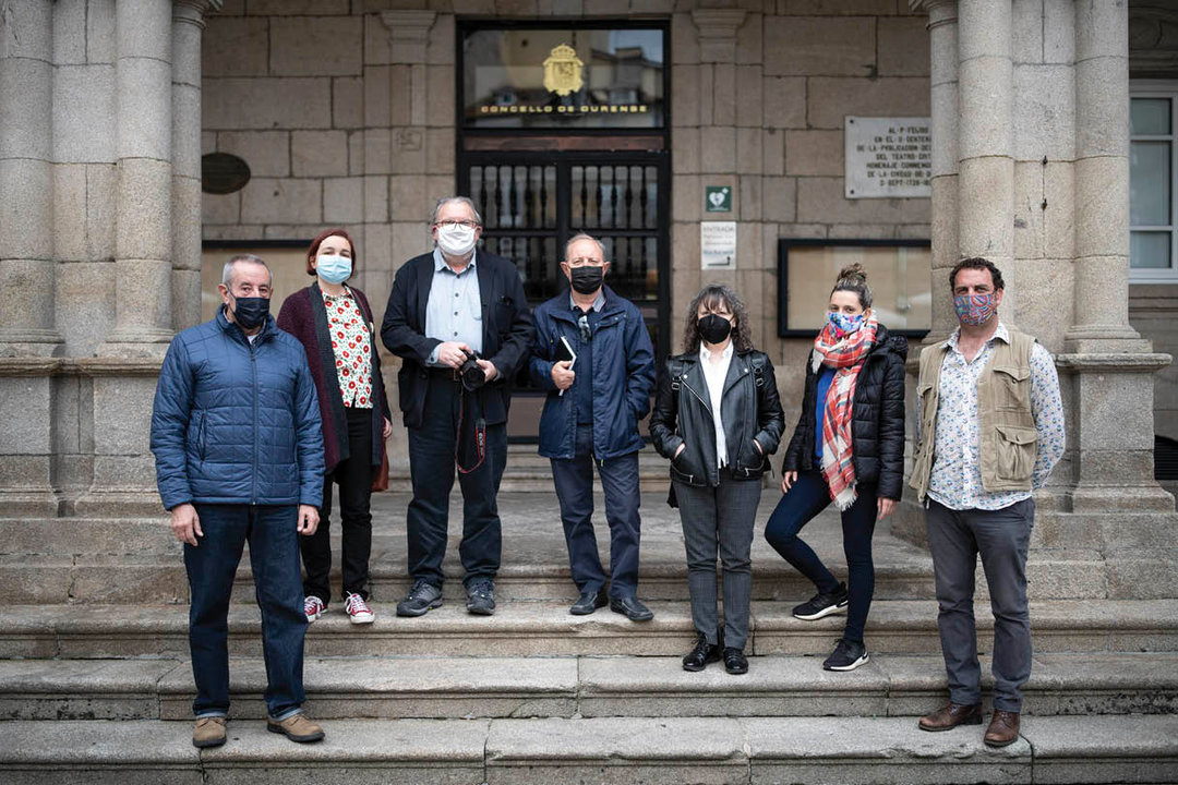 Usuarios y docentes de los cursos de la Universidad Popular que quiere desmantelar Jácome, ayer frente al Concello de Ourense (MARTIÑO PINAL).