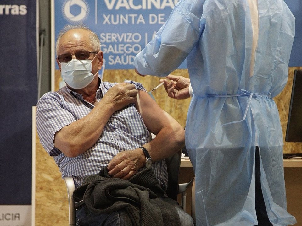 Un enfermero administra la primera dosis de la vacuna a un septuagenario. (Foto: Miguel Ángel)