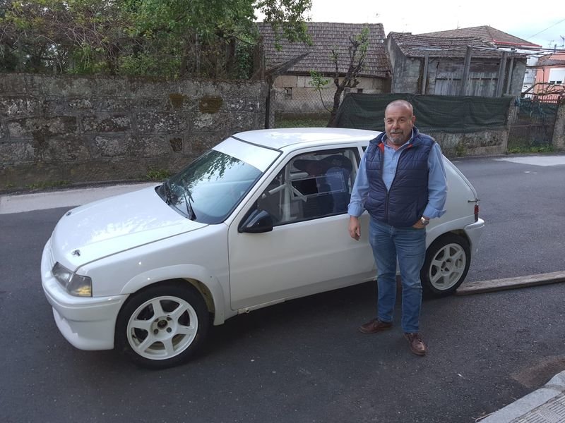 José María Banga con el Peugeot 106 que ha adquirido recientemente su hijo David.