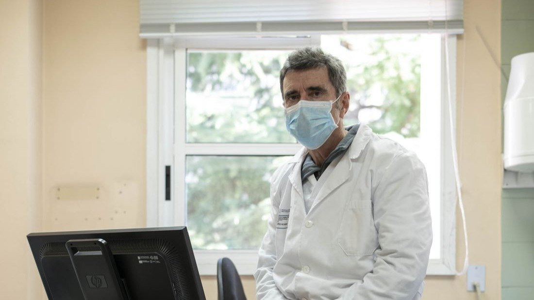 O doutor José Luis Muíño, no centro de saúde de A Cuña. (Foto: Óscar Pinal)