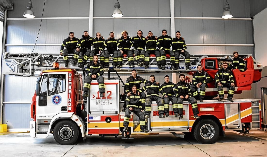 El equipo de bomberos de Carballiño y O Ribeiro, en las instalación del parque empresarial de la villa del Arenteiro.