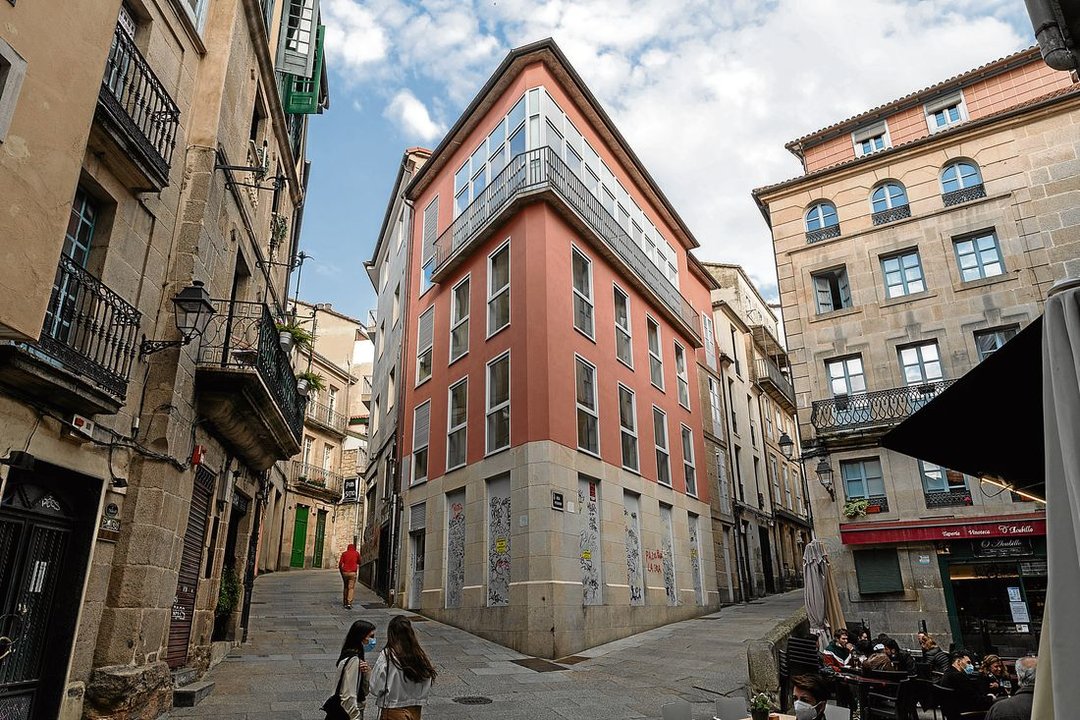 Edificio a la venta en el casco histórico, cuyo precio supera el medio millón de euros. (Foto: Óscar Pinal)