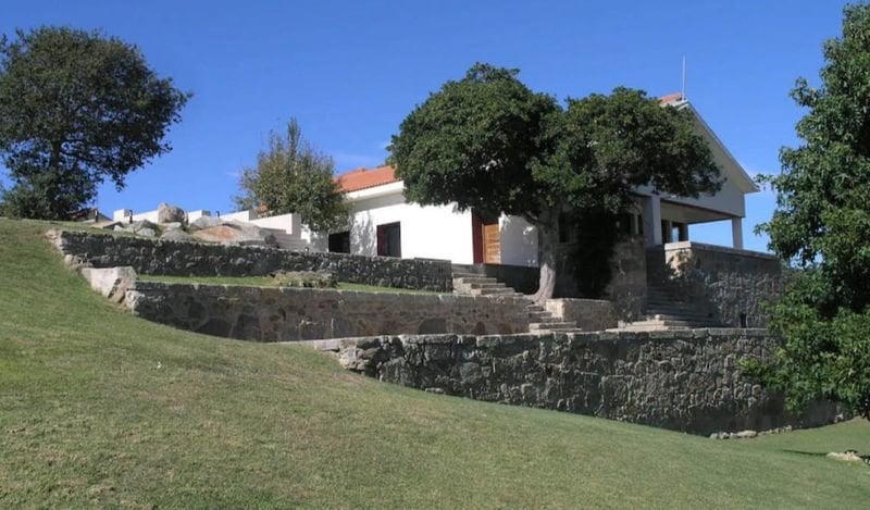 Viviendas como esta villa privada en Cangas alcanzan precios del orden de los 20.000 euros mensuales durante el verano.