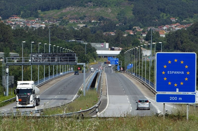 Vista del puente internacional que une los municipios de Tui y Valença do Minho (SALVADOR SAS).