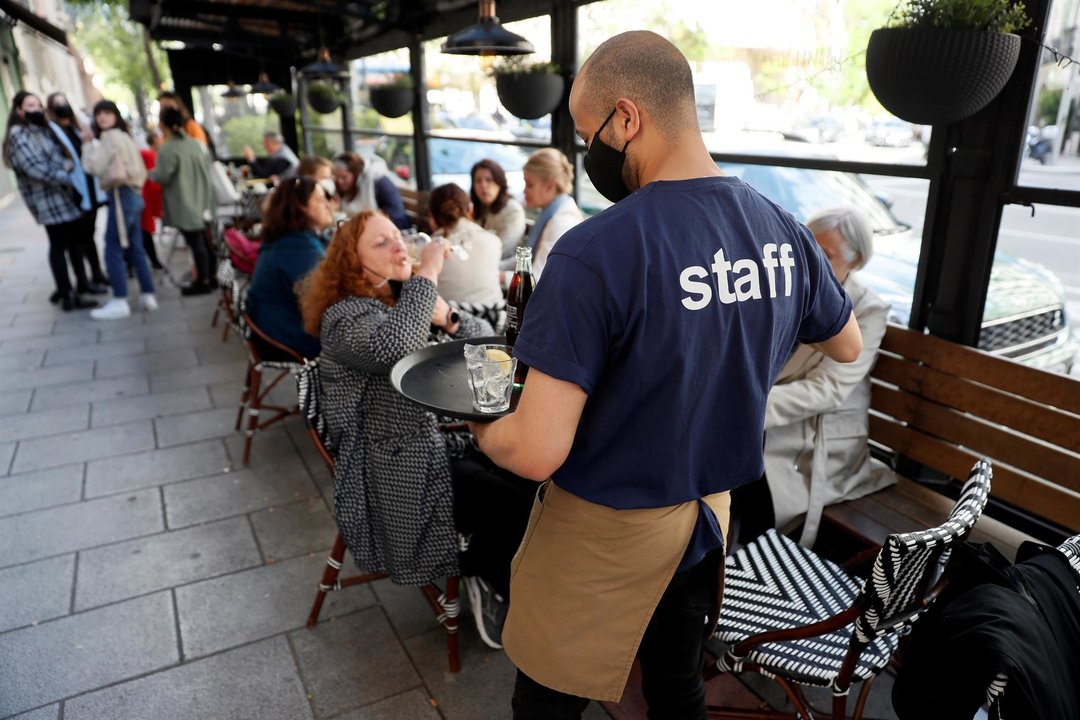 Un camarero sirve a sus clientes en Madrid (EFE).