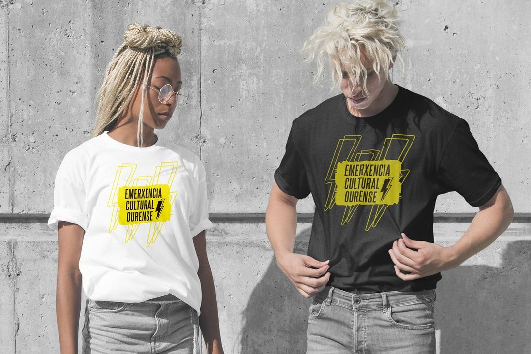 Dos jóvenes lucen camisetas con el símbolo amarillo de “Emerxencia Cultural Ourense”