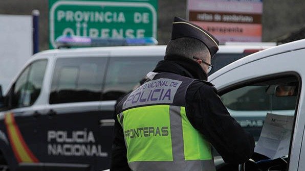 Un policía controla la frontera con Portugal (MIGUEL ÁNGEL).