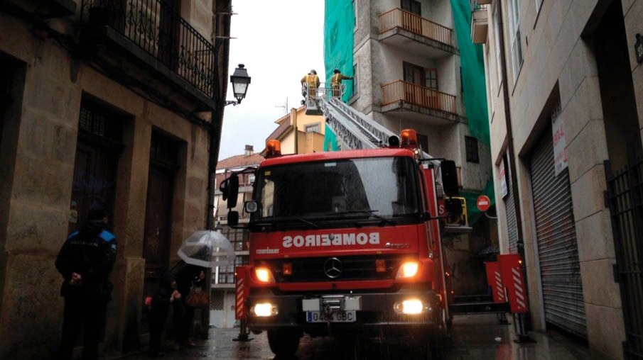 Los bomberos de Ourense en una intervención en la calle San Francisco.