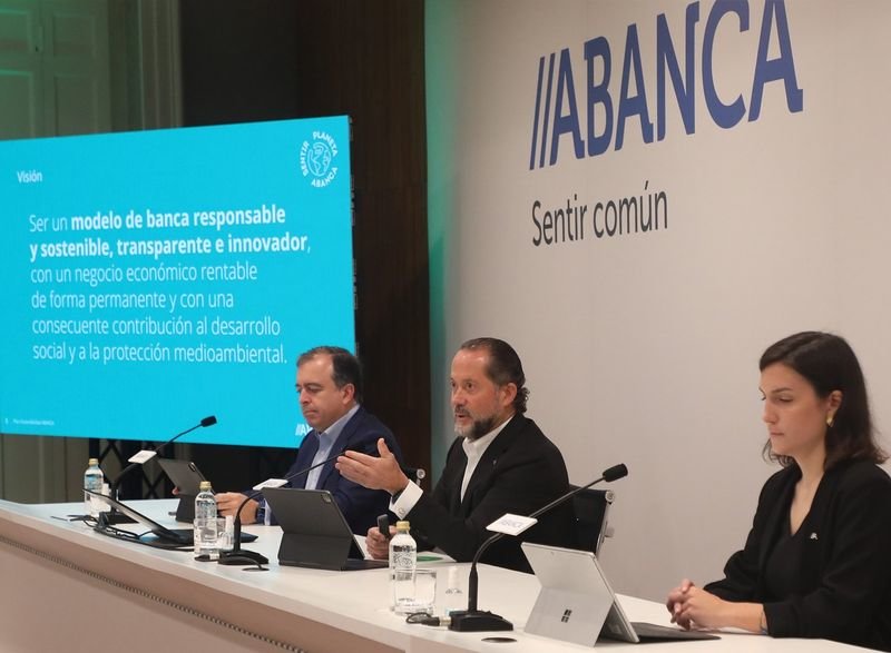 Francisco Botas, Juan Carlos Escotet y María García Cabeza, en la presentación en Santiago.