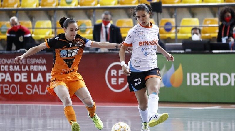 Judith Pedreira, jugadora del Envialia, golpea la pelota ante Peque, capitana del Burela, en la Copa de la Reina (EIDAN RUBIO).