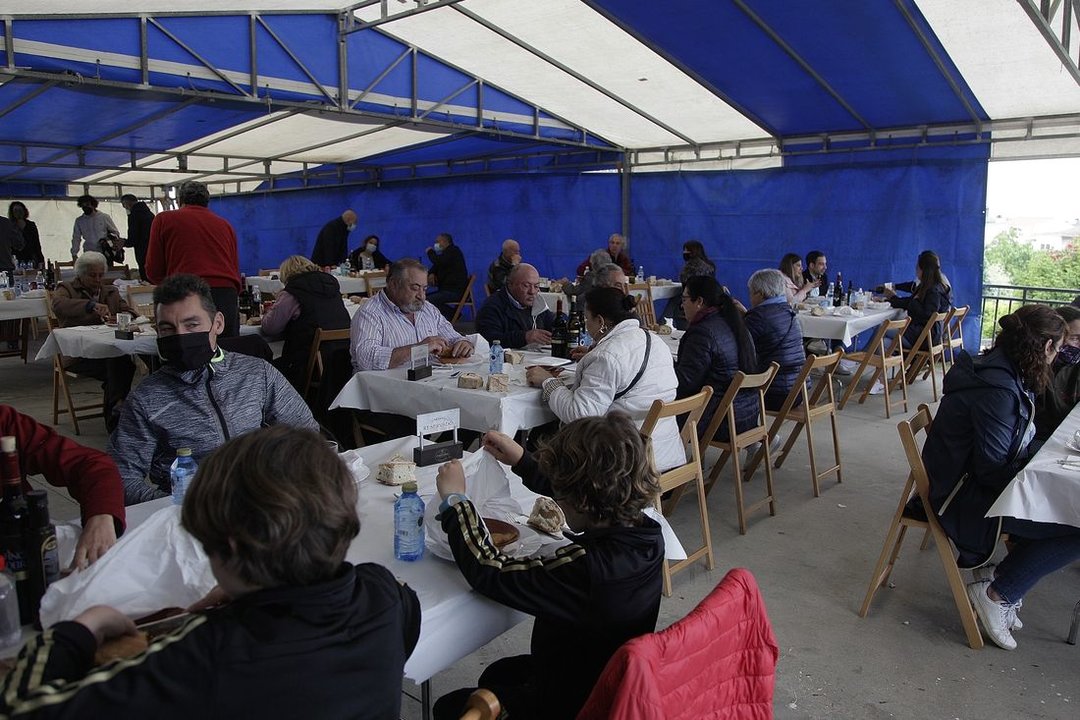 Los vecinos festejaron el Día del Socio en mesas de seis, con mascarillas y distancia social. (Foto: Miguel Ángel)