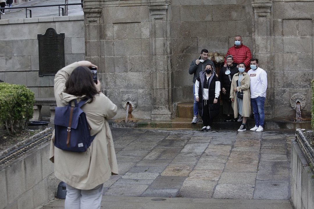 Turistas en As Burgas, este sábado. (Foto: Miguel Ángel)
