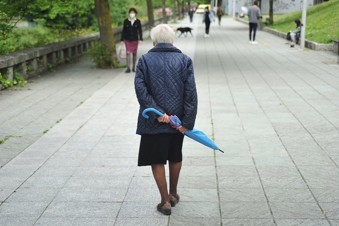 Una mujer camina en la ciudad. (Foto: José Paz)