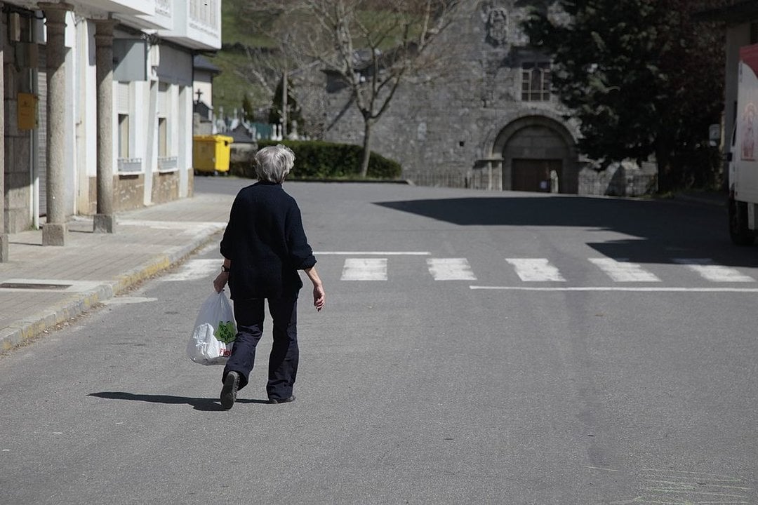 Una mujer, caminando por un San Xoán de Río casi vacío. (Foto: Miguel Ángel)