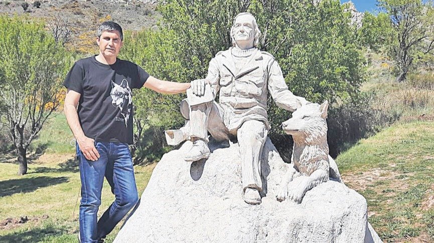 Luis Javier Merino, con la estatua de Félix Rodríguez de la Fuente y el lobo