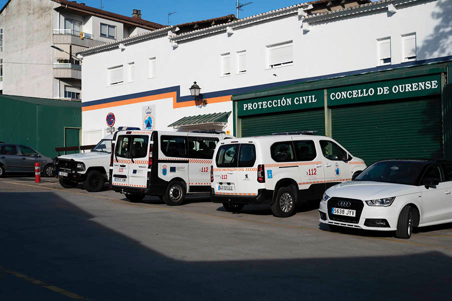Vehículos en el local de Protección Civil del Concello de Ourense.