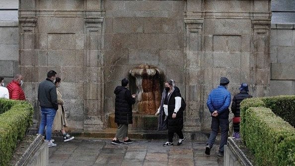 Turistas en la fuente de As Burgas, el pasado sábado.