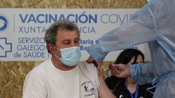 Un hombre recibe la inyección de Janssen, ayer en Expourense.