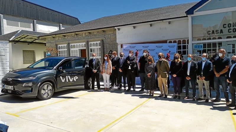 Instituciones y representantes de la firma Hyundai durante el acto de presentación del plan Vive en San Xoan de Río.
