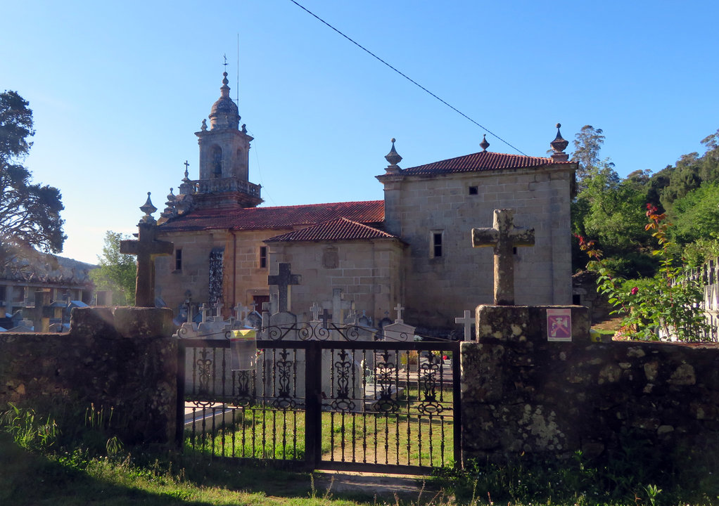 Igrexia parroquial de San Martiño de Valongo, onde debeu ser bautizado Manuel Álvarez Romero en 1827.   // A. Piñeiro
