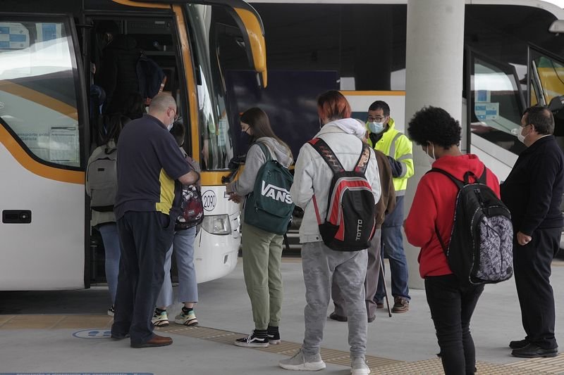 Jóvenes acceden a una línea de autobús interurbana en la estación de la ciudad (MIGUEL ÁNGEL).