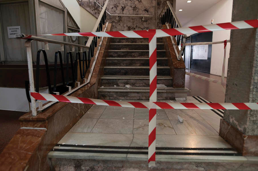 Cascotes caídos ayer en las Galerías Centrales, que obligó a precintar la zona.