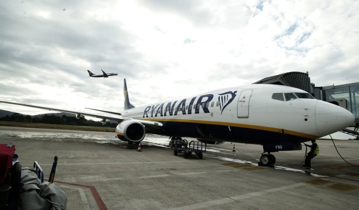 Un avión de Ryanair en Peinador (A.D.)