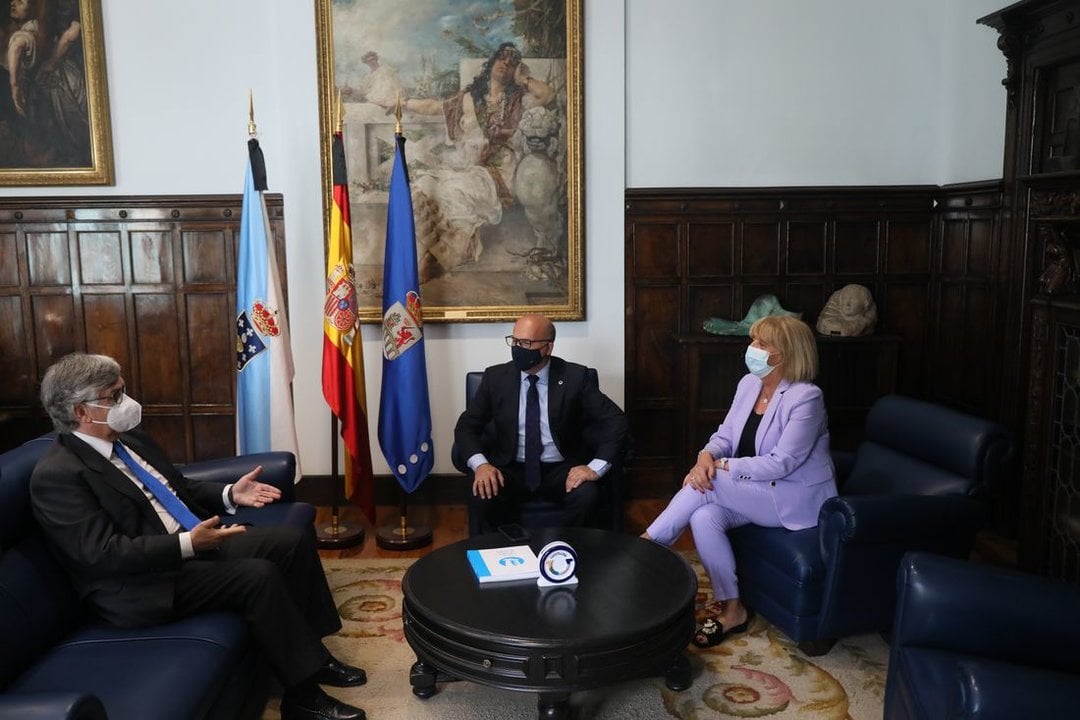 Juan Manuel Vieites, Manuel Baltar y Marisol Novoa se reunieron en el Pazo Provincial. (Foto: José Paz)