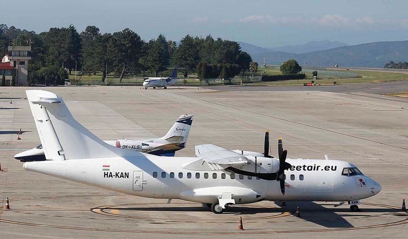 res aeronaves de vuelos privados y charter estacionadas ayer en la plataforma de Peinador, adonde fueron llegando aficionados ingleses que luego se trasladaron a Oporto.