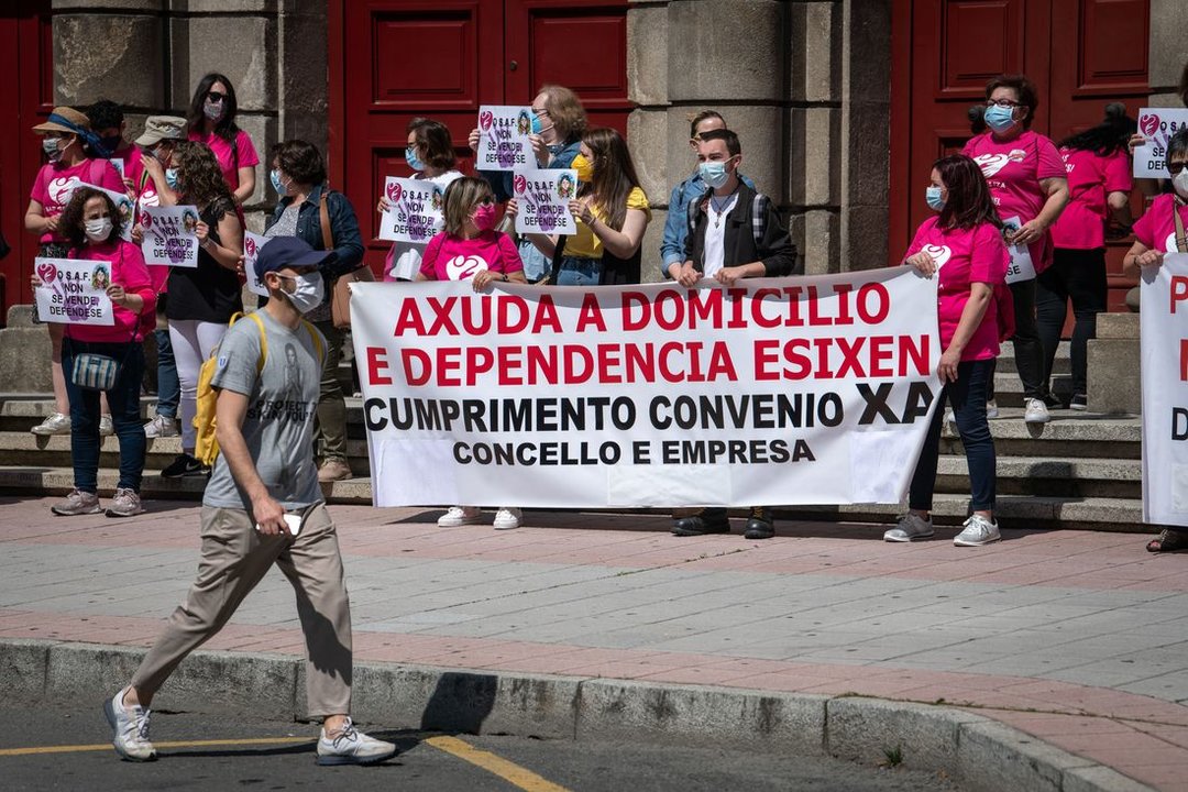 Un instante de la protesta frente a la Subdelegación del Gobierno. (Foto: Óscar Pinal) ayuda hogar domicilio