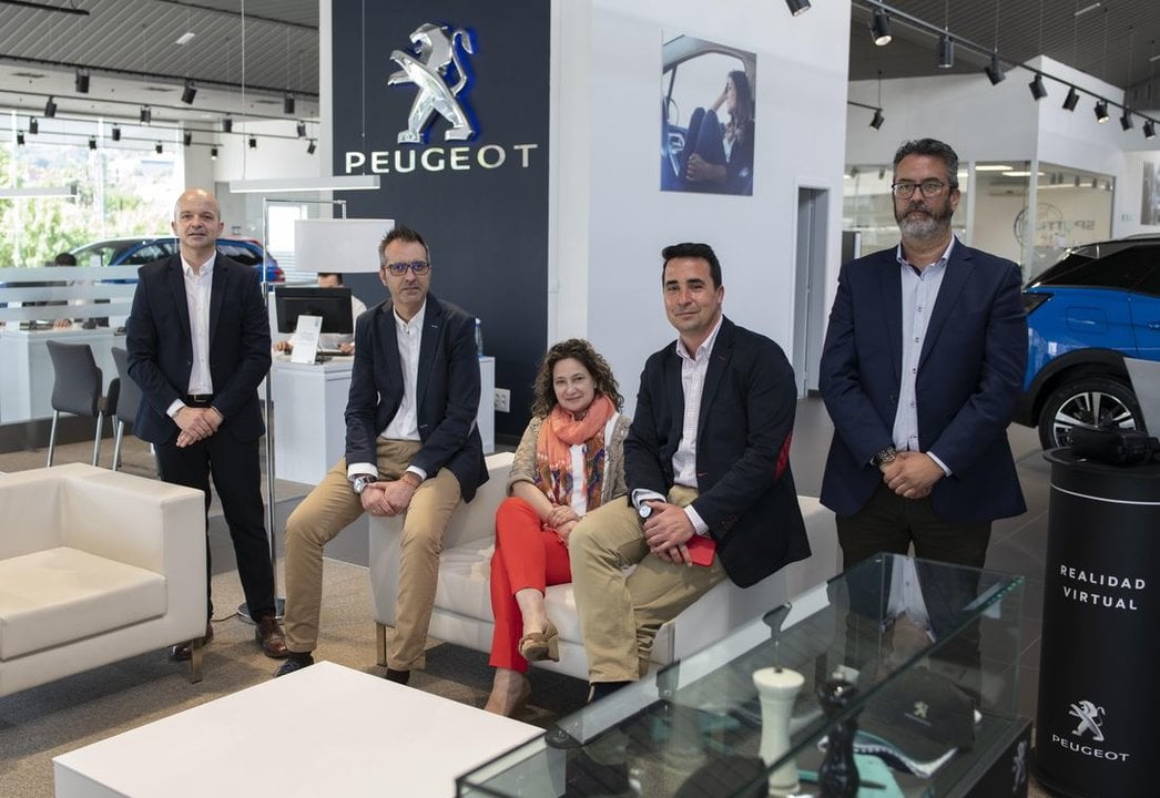Manuel González, Esteban Mato, Begoña Beiras, Carlos Miranda y Jorge Rúa, en las instalaciones de PSA Retail en Ourense. (Foto: Xesús Fariñas)