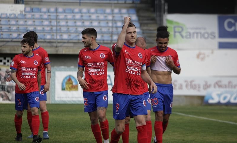 H ugo celebra el tempranero gol de penalti que le dio el triunfo a la UD Ourense.