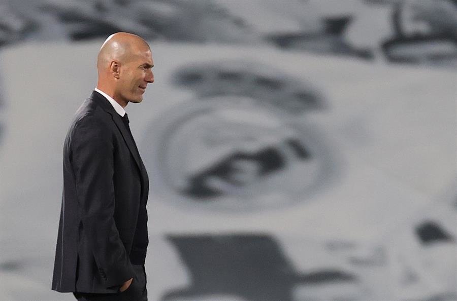 Zidane, en el banquillo del Real Madrid (EFE).